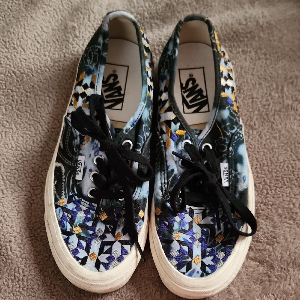 Vans Embroidered Geometric Sneakers Size 7.5 Women/6 Men